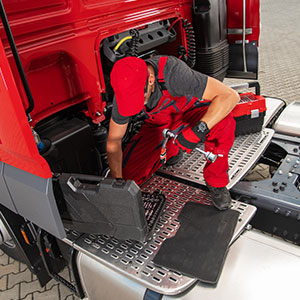 truck-mechanic-preparing-tools-to-start-the-repair300x300a